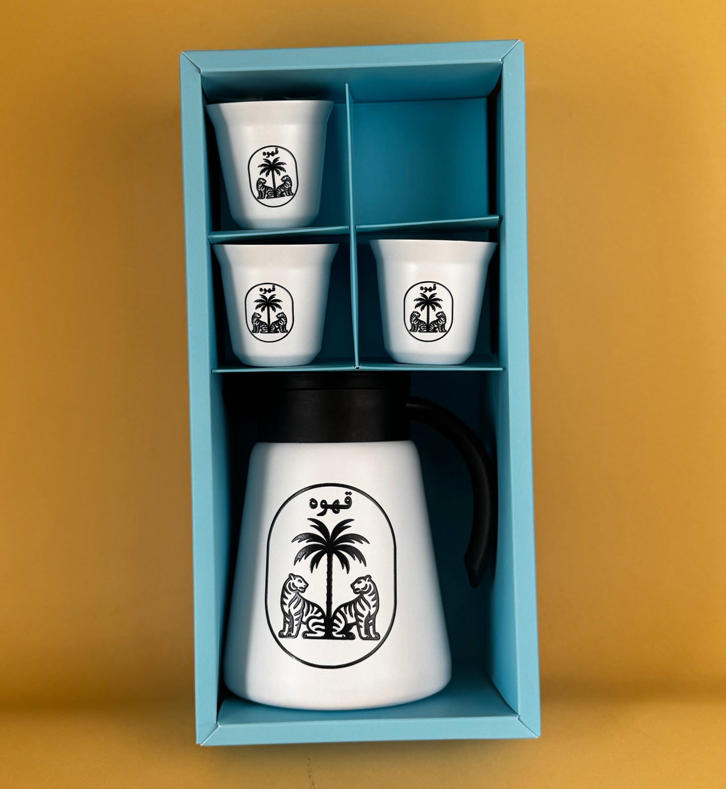 طقم حافظة قهوه مع اكواب لون ابيض بنقشة لون أسود