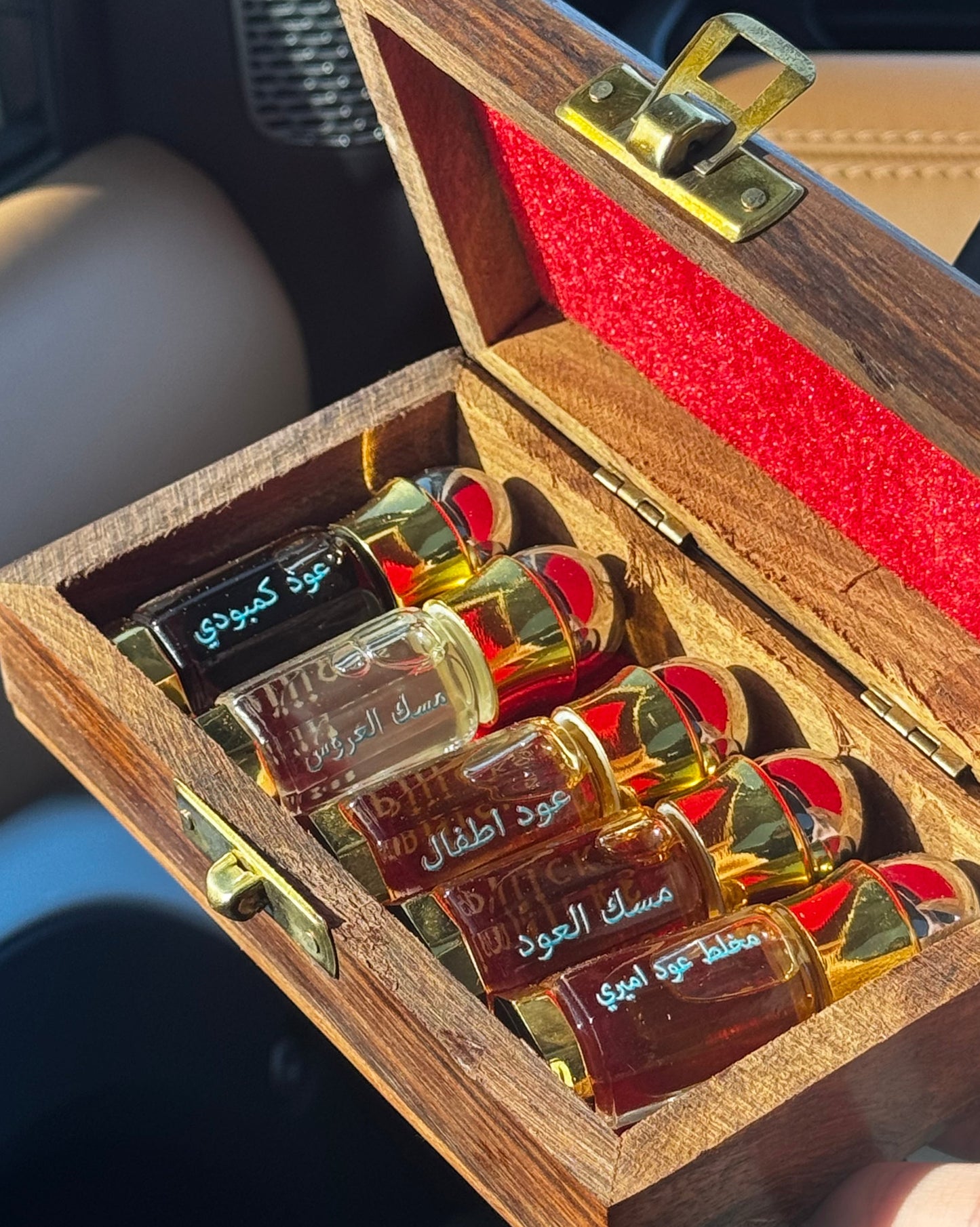 صندوق خشبي مع ٥ أنواع (عود كمبودي + عود أطفال + مسك العود + مخلط عود اميري +مسك العروس الفرنسي )(حصري للموقع)