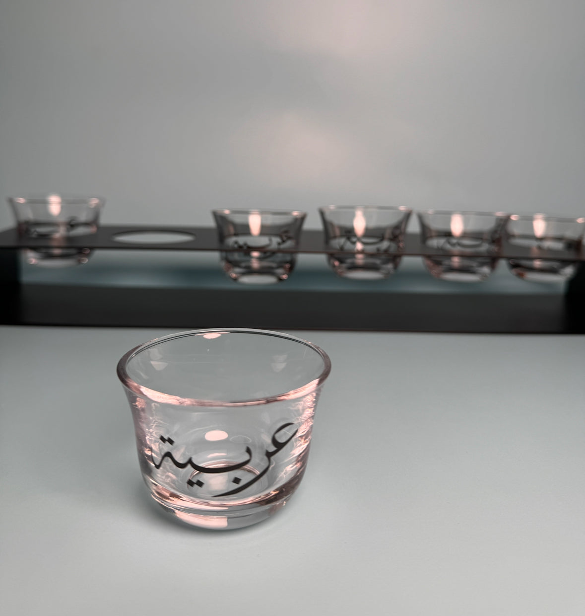 حامل فناجين مستطيل مع ٦ فناجين بعبارة عربية ( يمكن الطباعة)