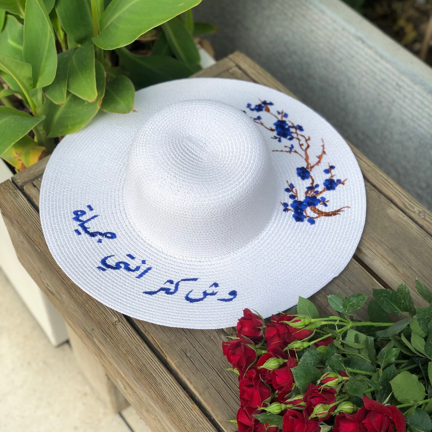 White summer hat قبعة صيفية ابيض
