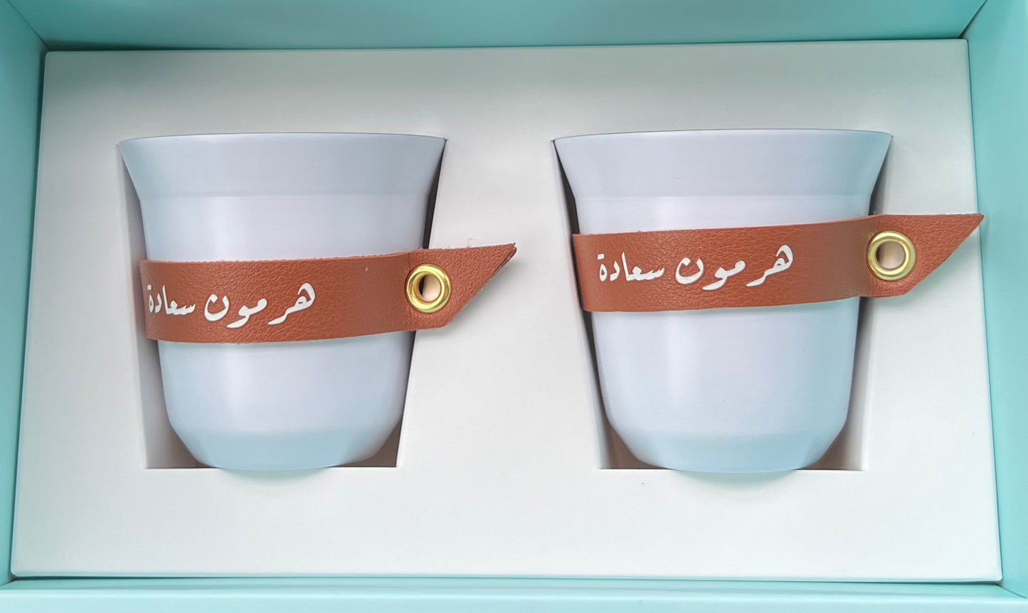 طقم كوبين اسبريسو لون أبيض مع جلد بعبارة هرمون سعادة