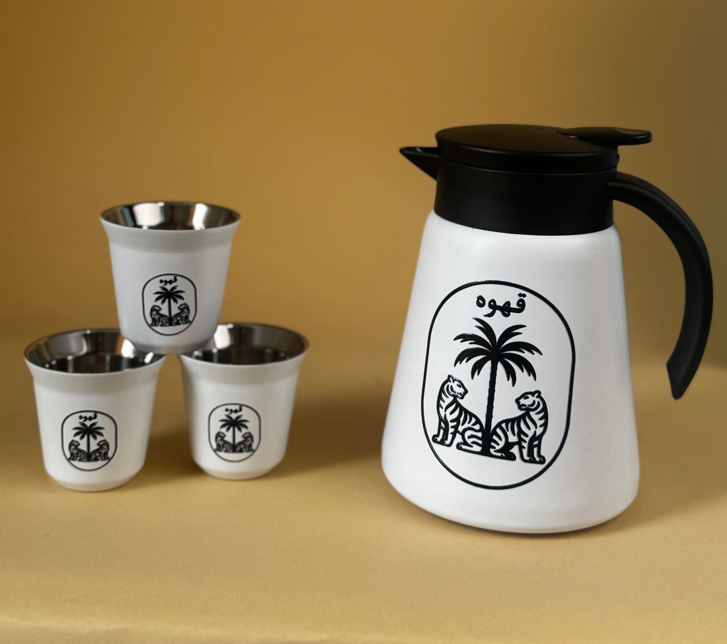 طقم حافظة قهوه مع اكواب لون ابيض بنقشة لون أسود