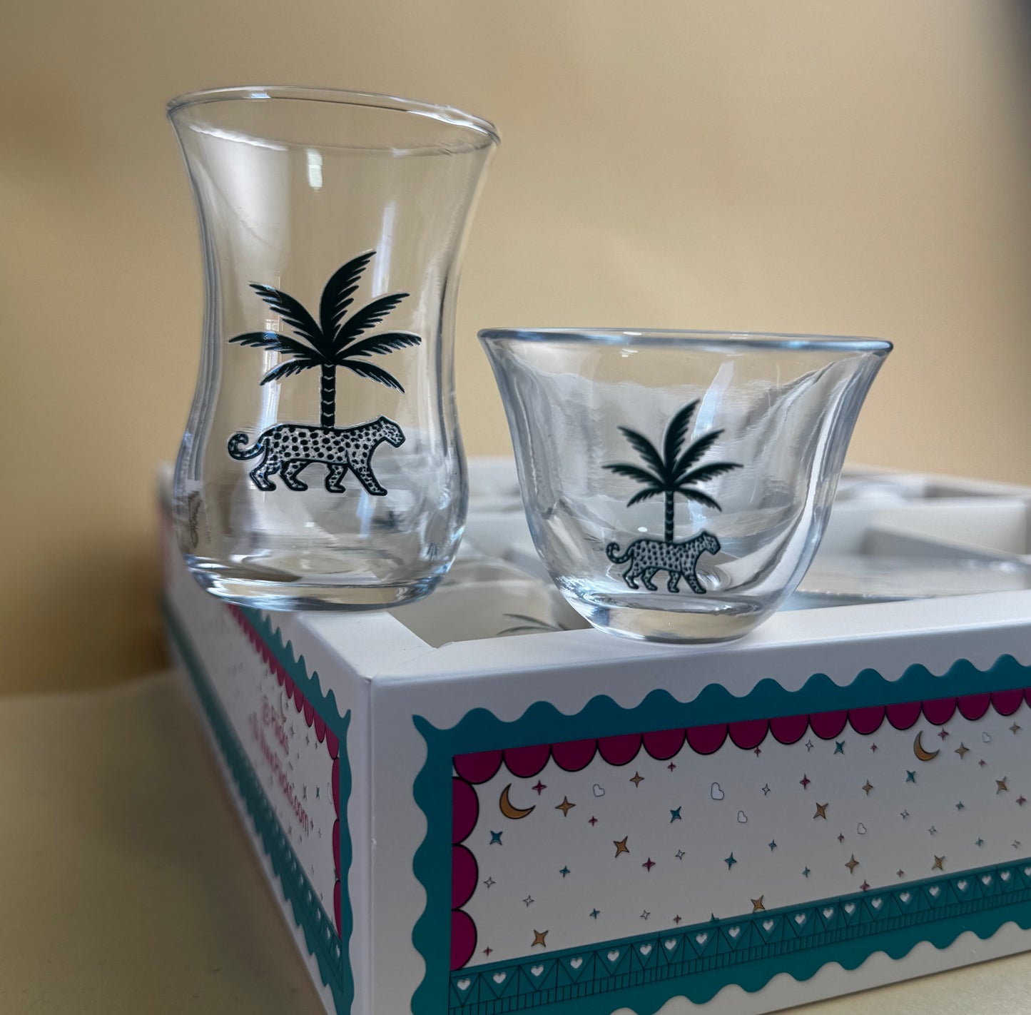 طقم الضيافة بنقشة النخلة والنمر green pattern