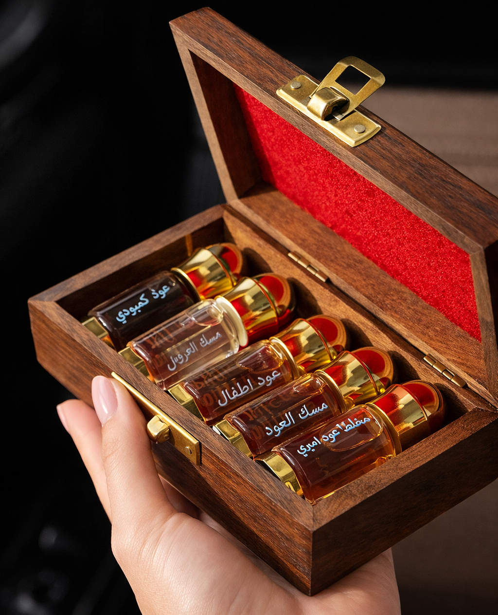 صندوق خشبي مع ٥ أنواع (عود كمبودي + عود أطفال + مسك العود + مخلط عود اميري +مسك العروس الفرنسي )(حصري للموقع)