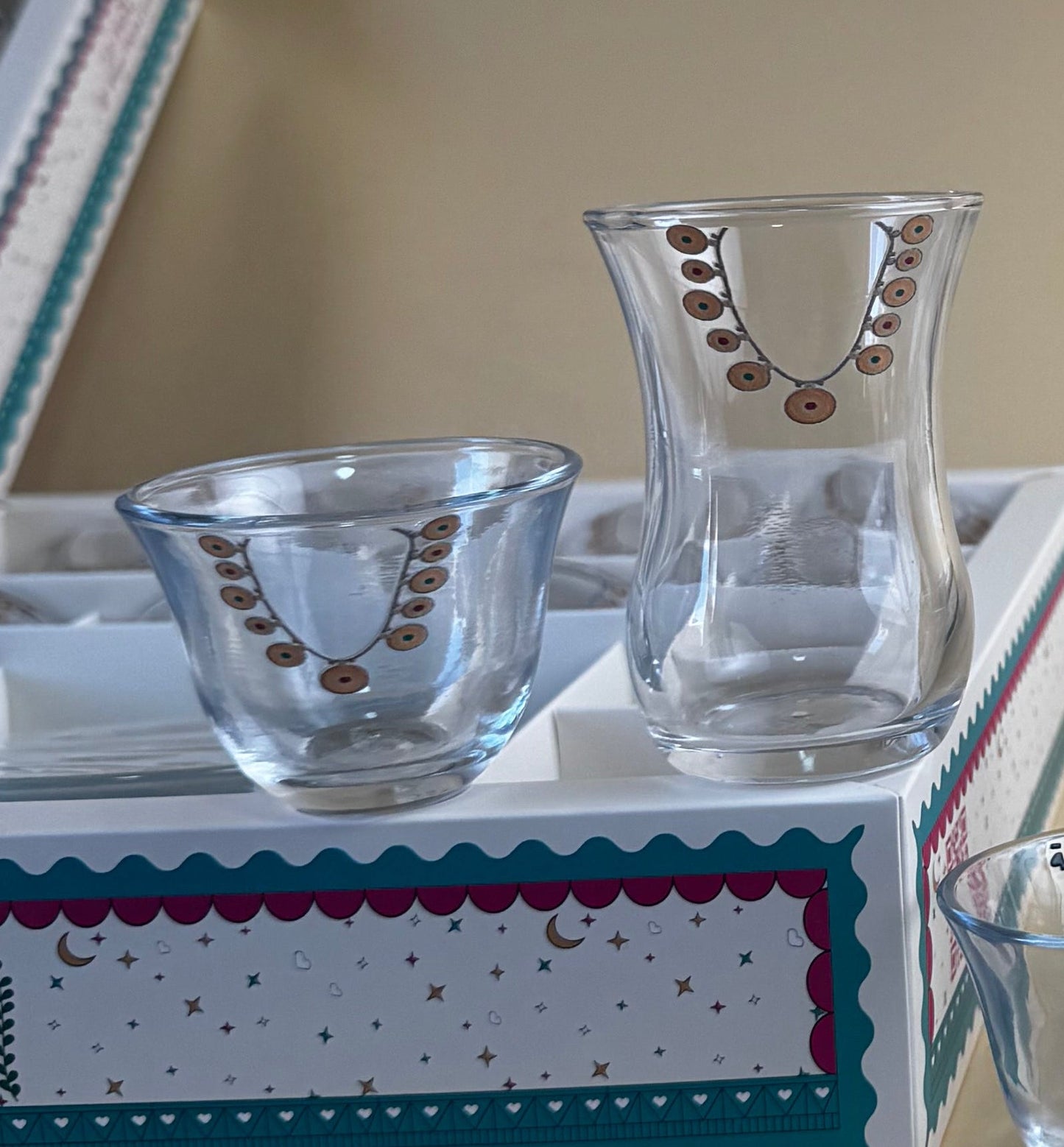 طقم الضيافة بنقشة الذهبية Gold Pattern